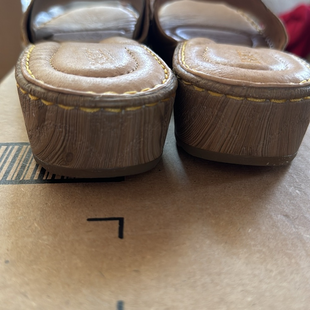 Born women’s sandals size 9 leather handcrafted color is yellow. Wooden heel - Picture 5 of 8